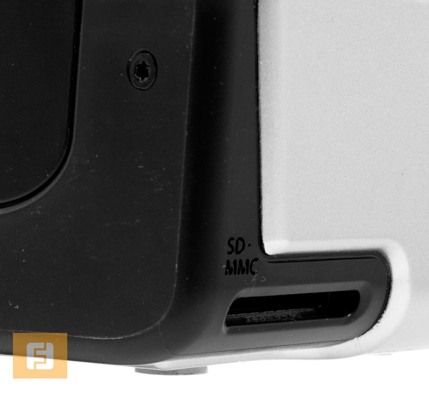 На левой грани притаился карт-ридер sd/mmc