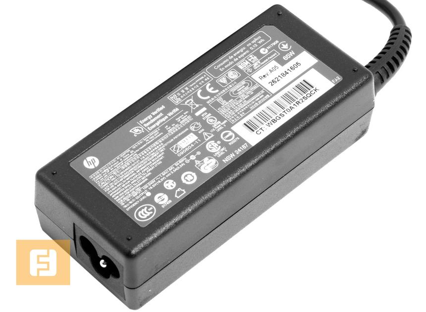 Блок питания очень похож на БП от ноутбука