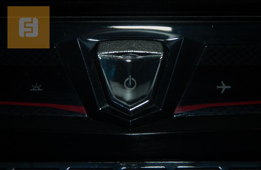 Кнопка Power в MSI GT60 2PE Dominator 3K Edition показывает, какой из двух видеоадаптеров используется в данный момент