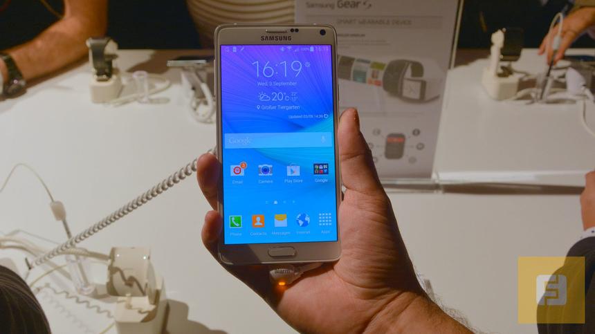 Samsung Galaxy Note 4 в руке