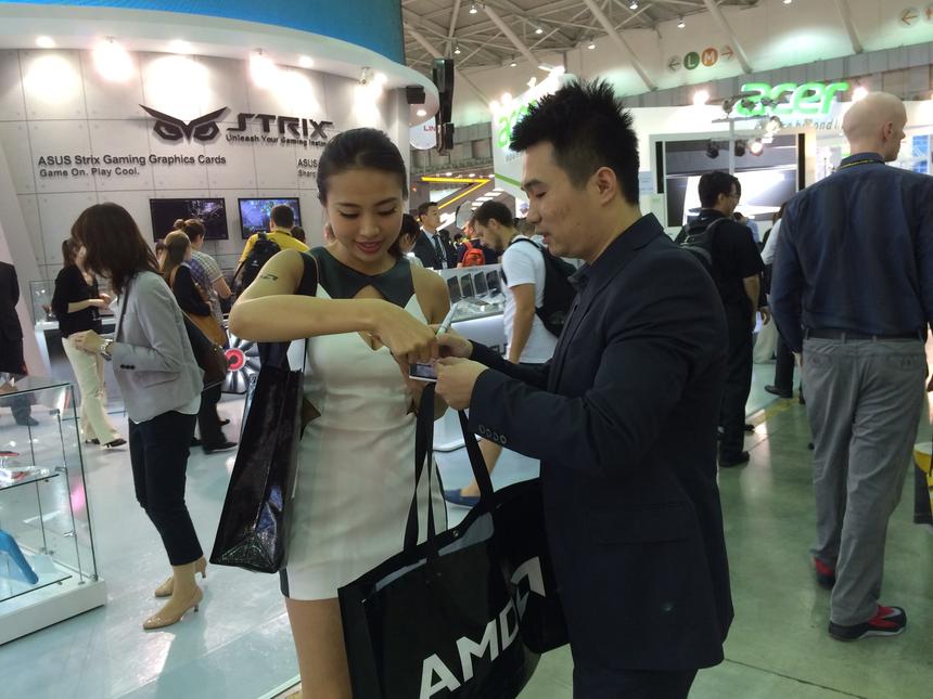 Девушки с выставки