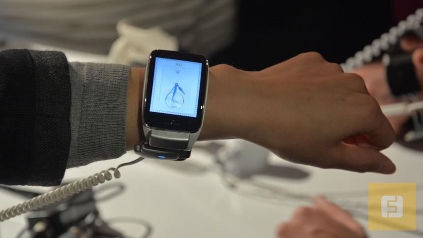 Часы Samsung Gear S на руке