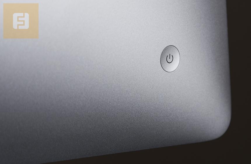 Кнопка питания на корпусе Apple iMac 21,5