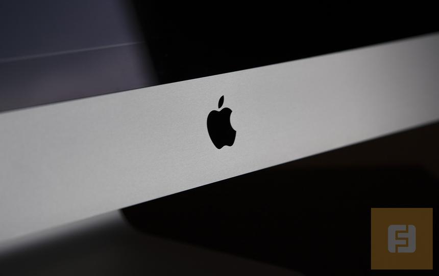 Серебристая полоска на лицевой стороне корпуса Apple iMac 21,5