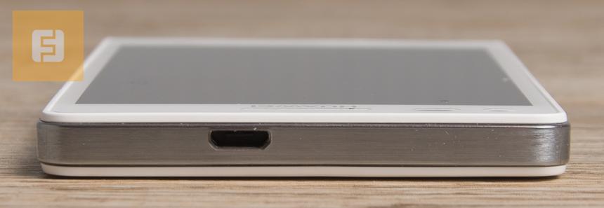 Вход micro-USB на верхней грани Huawei Ascend G6