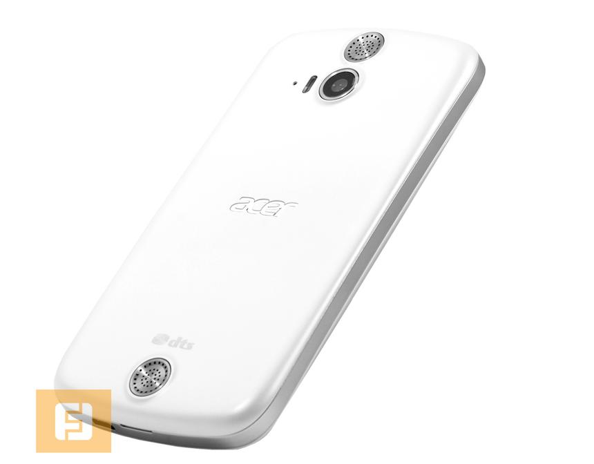 Самая оригинальная часть Acer Liquid E2 — задняя крышка. Она выполнена из ощущающегося как soft-touch пластика