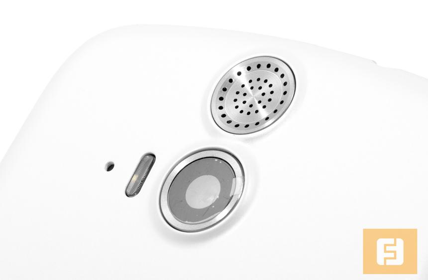 Традиционная компоновка обратной стороны смартфона рука-об-руку с авангардной решеткой динамика в Acer Liquid E2