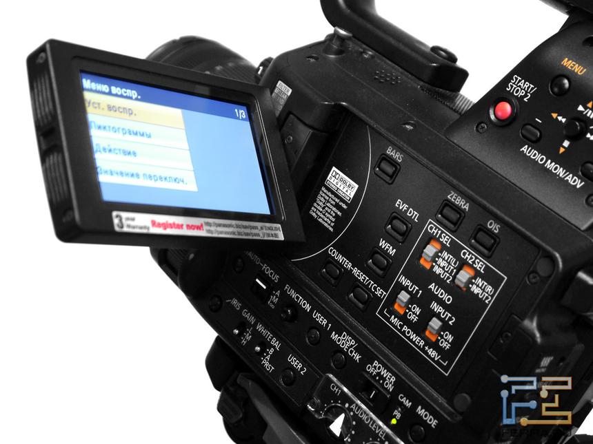 Дисплей и расположенные под ним элементы управления видеокамеры Panasonic AG-AF104
