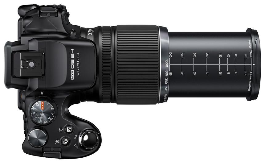 Fujifilm FinePix HS50EXR с полностью выдвинутым объективом