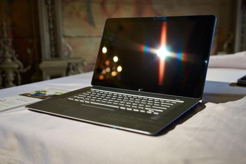 Глянцевый экран Sony Sony VAIO Fit 15A multi-flip отлично ловит отражения