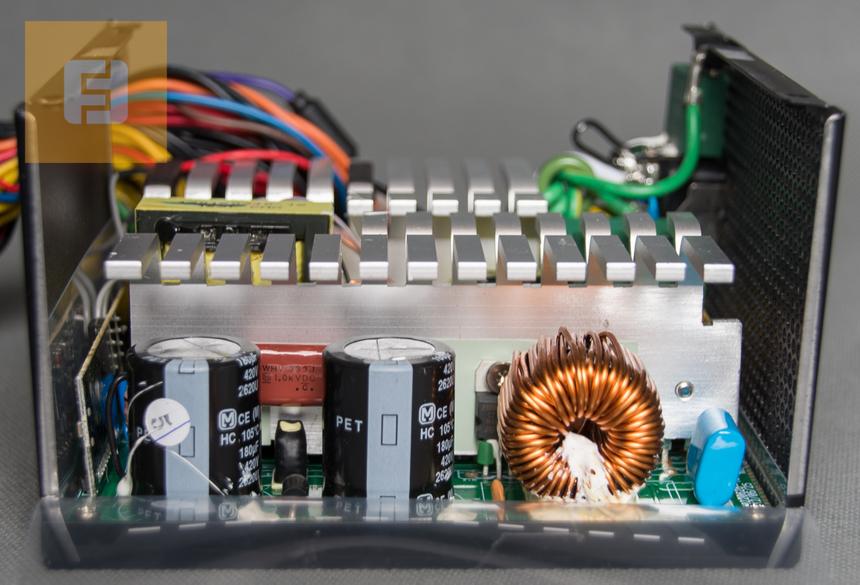 Внутреннее устройство ZALMAN ZM700-SV