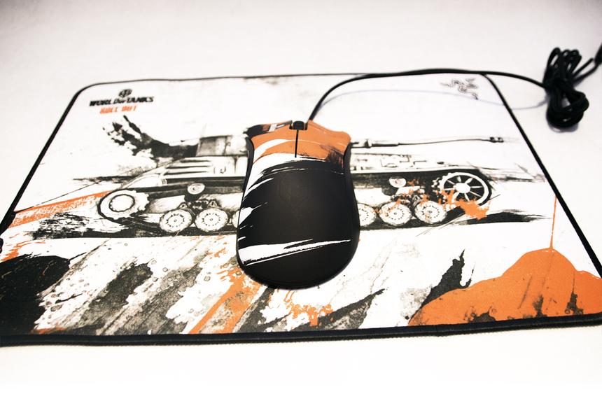 Мышь Razer DeathAdder WoT на коврике Razer Goliathus Speed WoT