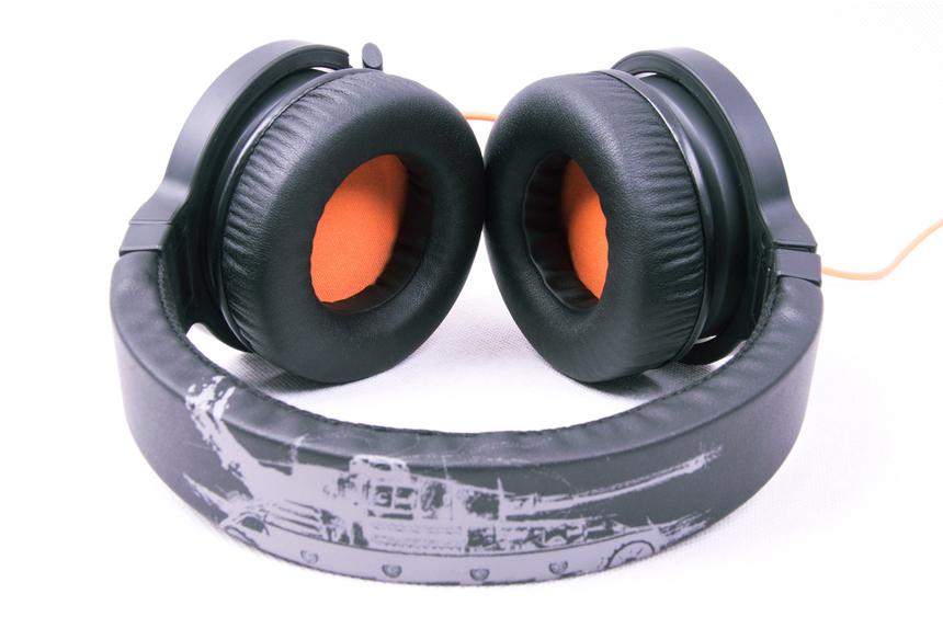 На дужке гарнитуры Razer Kraken Pro WoT изображён танк