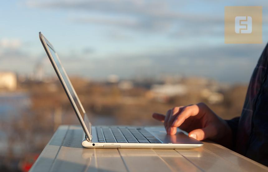 Углы раскрытия ограничены массивными петлями крышки