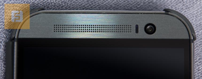 Решетка динамика, фронтальная камера и светодиодный индикатор на лицевой стороне корпуса HTC One (M8)