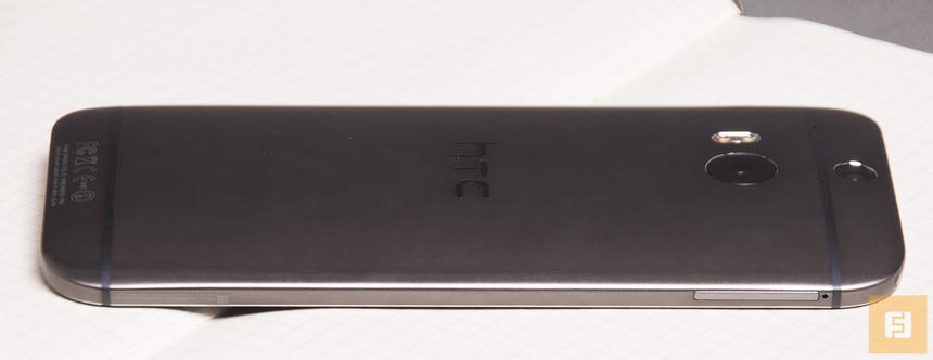 Левая боковая грань корпуса HTC One (M8)