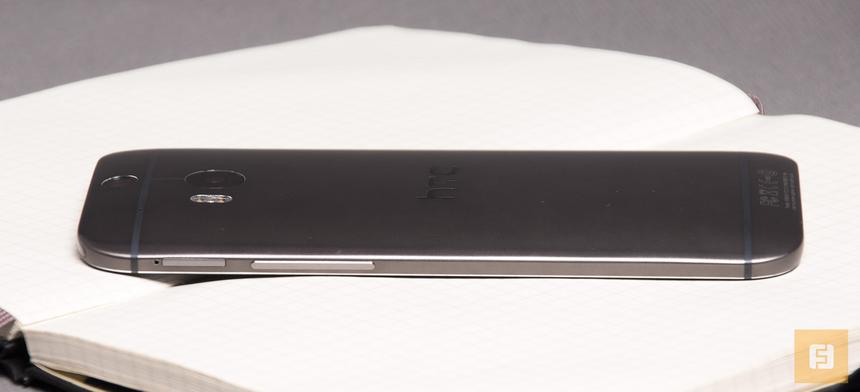 Правая боковая грань корпуса HTC One (M8)