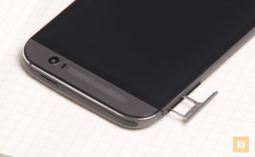 Слот для nanoSIM-карты на боковой грани HTC One (M8)