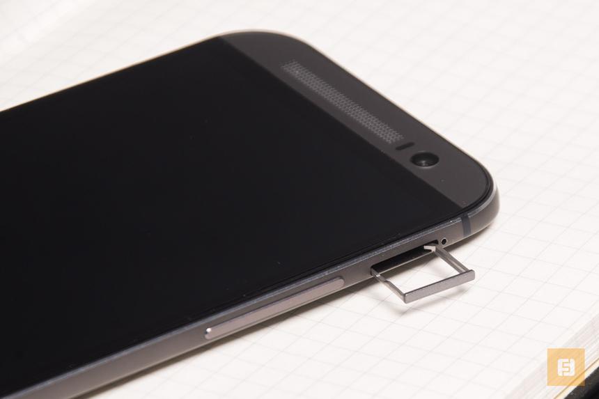 Слот для microSD-карты на противоположной боковой грани HTC One (M8)