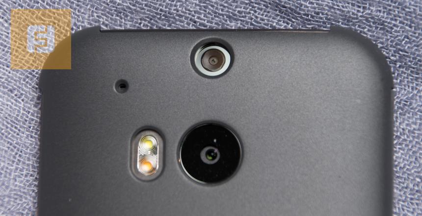 Объективы камер на задней стороне корпуса в чехле Dot View