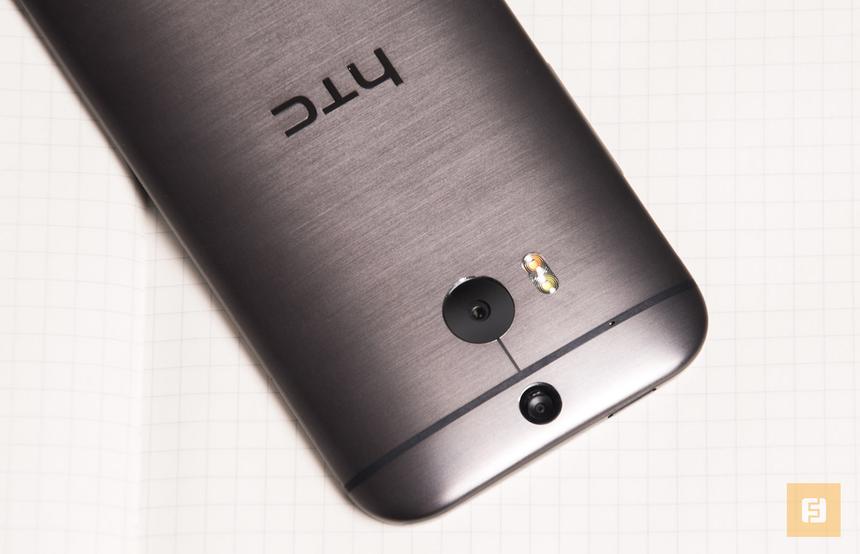 Встроенные камеры и вспышка на задней стороне корпуса без чехла Dot View