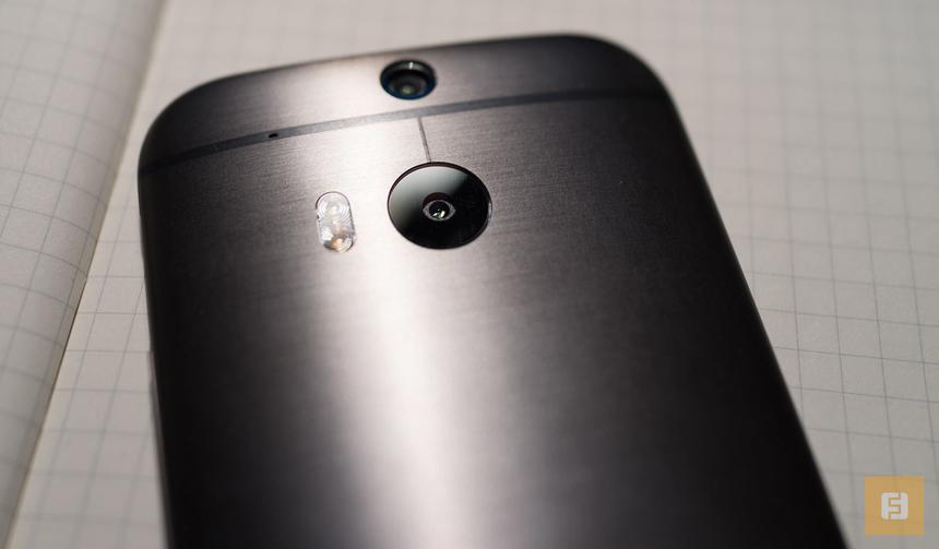 Объективы встроенных камер на задней стороне корпуса HTC One (M8)