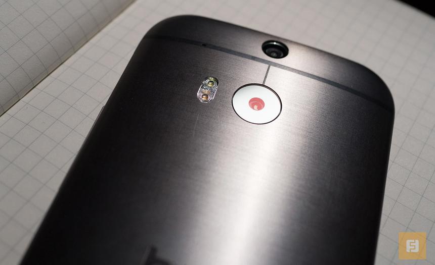 Объективы встроенных камер на задней стороне корпуса HTC One (M8)