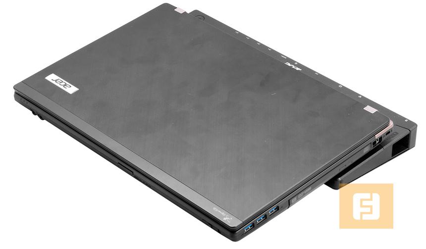 Ноутбук Acer TravelMate P653 установлен на док-станцию