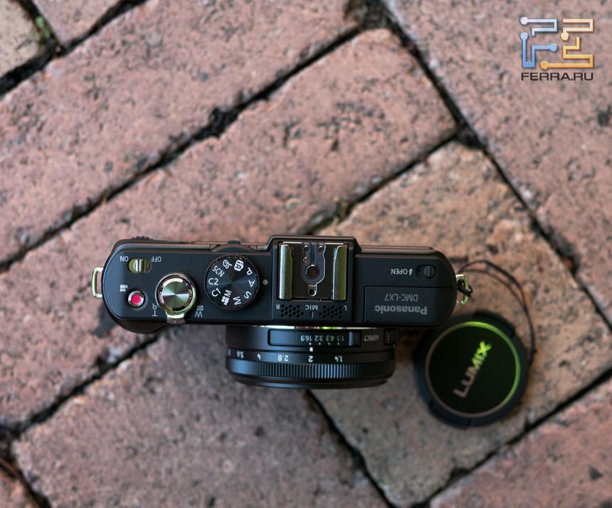 Органы управления, разъем hot shoe и вспышка на верхней панели корпуса Lumix LX7