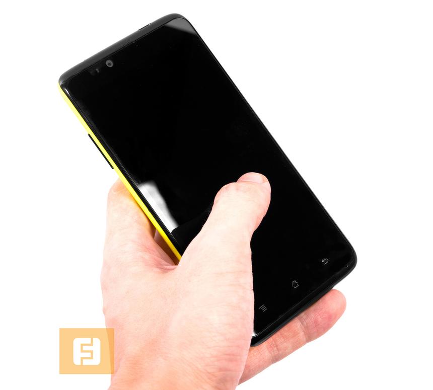 Highscreen Omega Prime XL удобно лежит в руке
