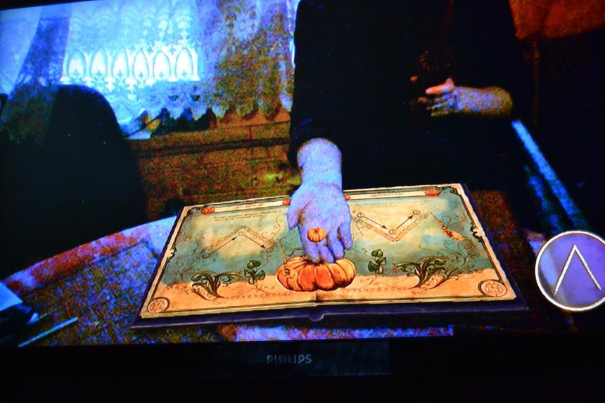 Уменьшенная магией тыква на живой ладони