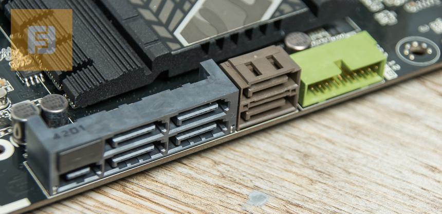 SATA-разъемы ASUS SABERTOOTH Z97 MARK 1