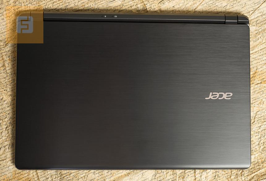 Поверхность крышки дисплея Acer Aspire V5-552G-10578G50akk имитирует шлифованный металл