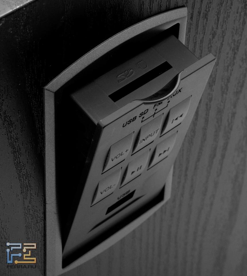 Панель управления откидывается, чтобы вставлять SD-карточку