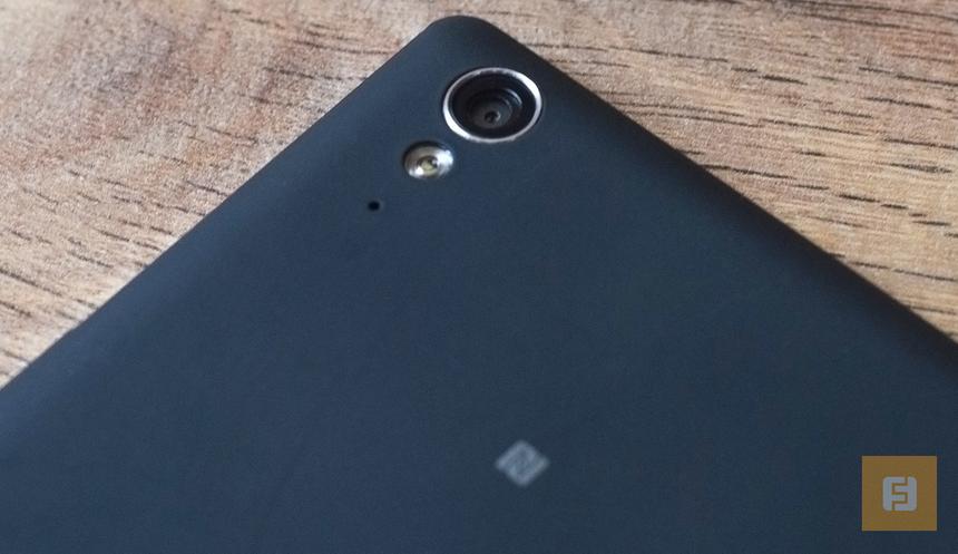 Объектив встроенной камеры Sony Xperia T3