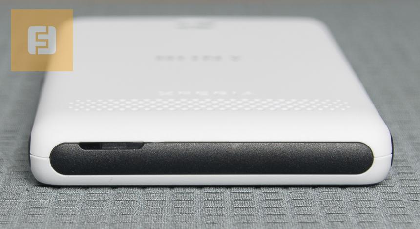 Нижний торец корпуса Sony Xperia E1