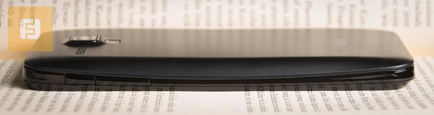 Клавиши управления на правом торце смартфона Haier W852