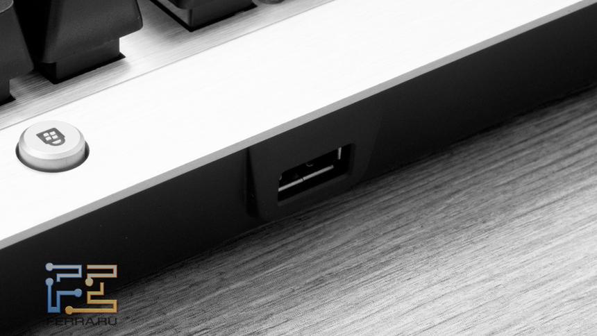 Выход USB на тыльной стороне клавиатуры Corsair Vengeance K60