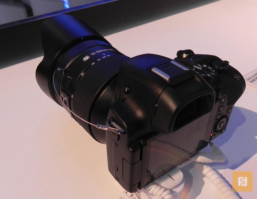 Samsung NX30 с установленным объективом