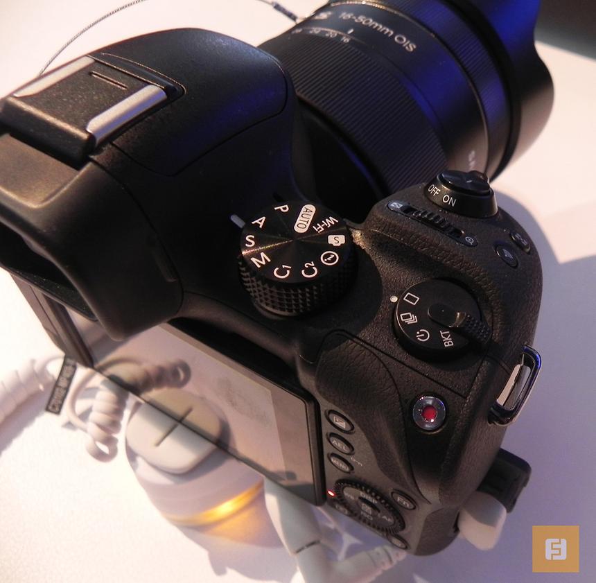 Элементы управления на верхней панели корпуса Samsung NX30