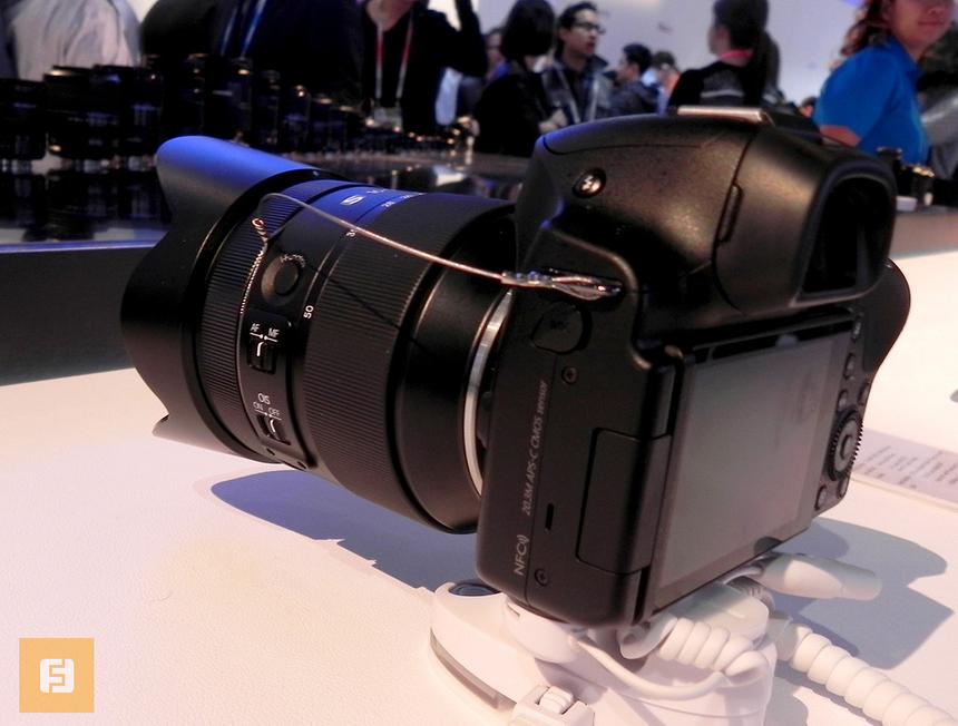Samsung NX30 с установленным объективом