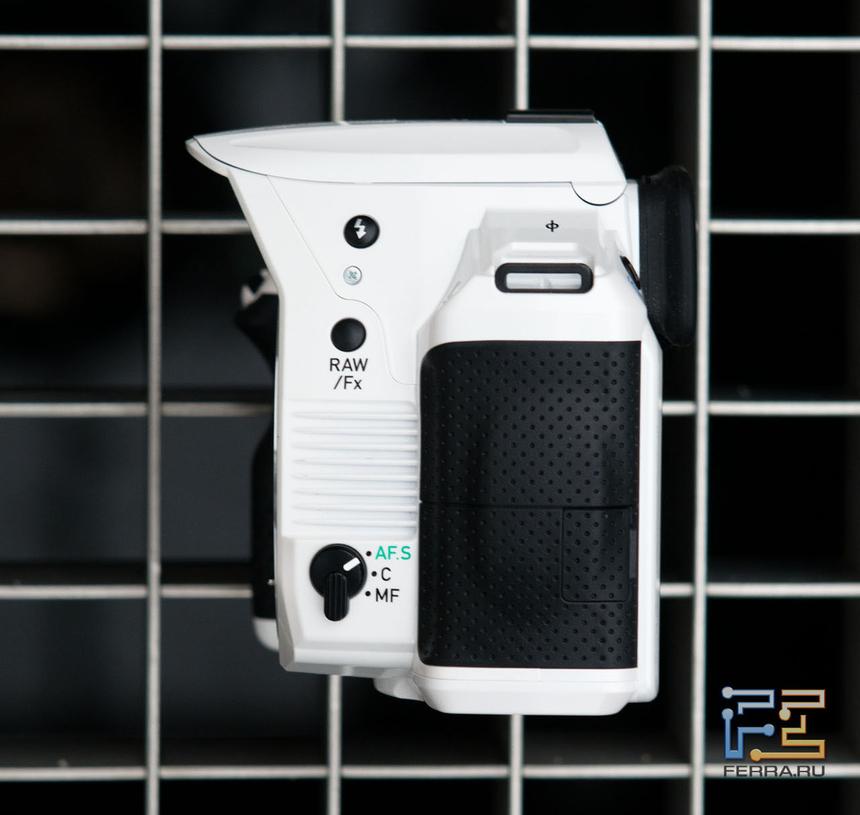 Левый торец корпуса Pentax K-30