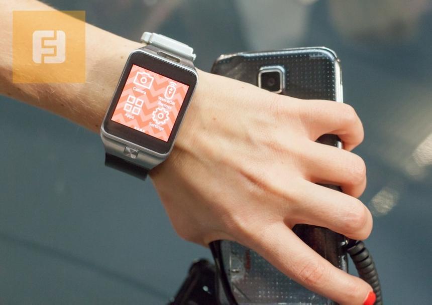 Часы Samsung Gear 2 на женской руке