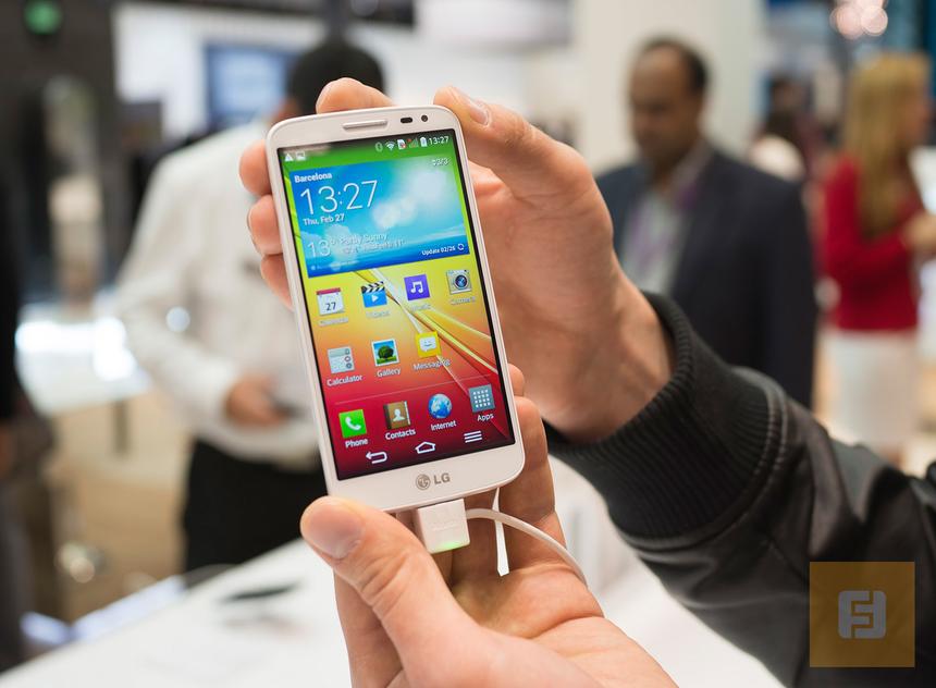 Смартфон LG G2 mini в руках