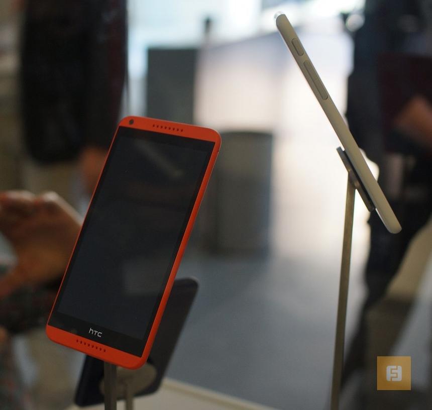 Красный и белый HTC Desire 816