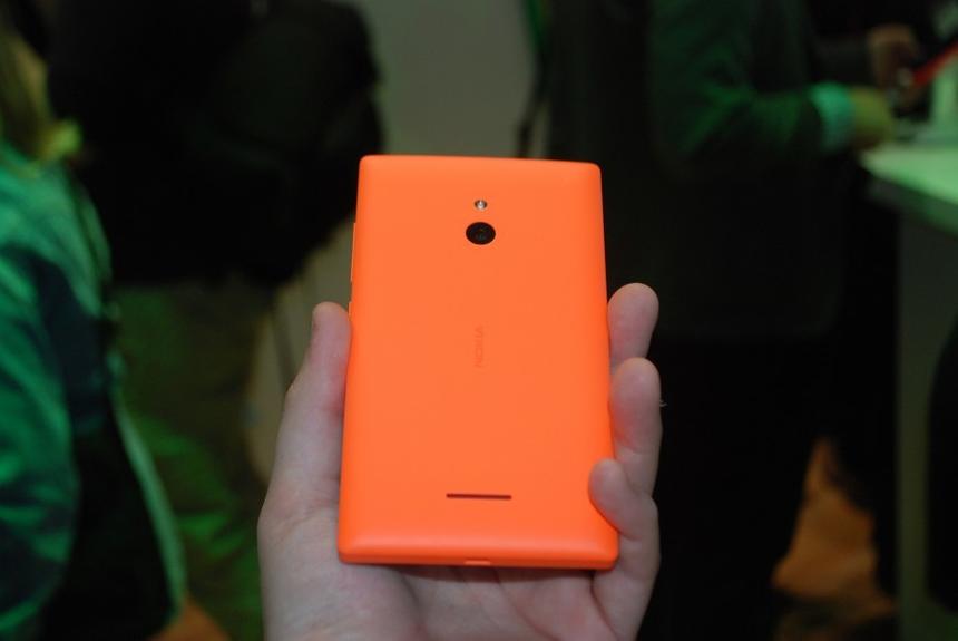 Смартфон Nokia XL . Вид сзади