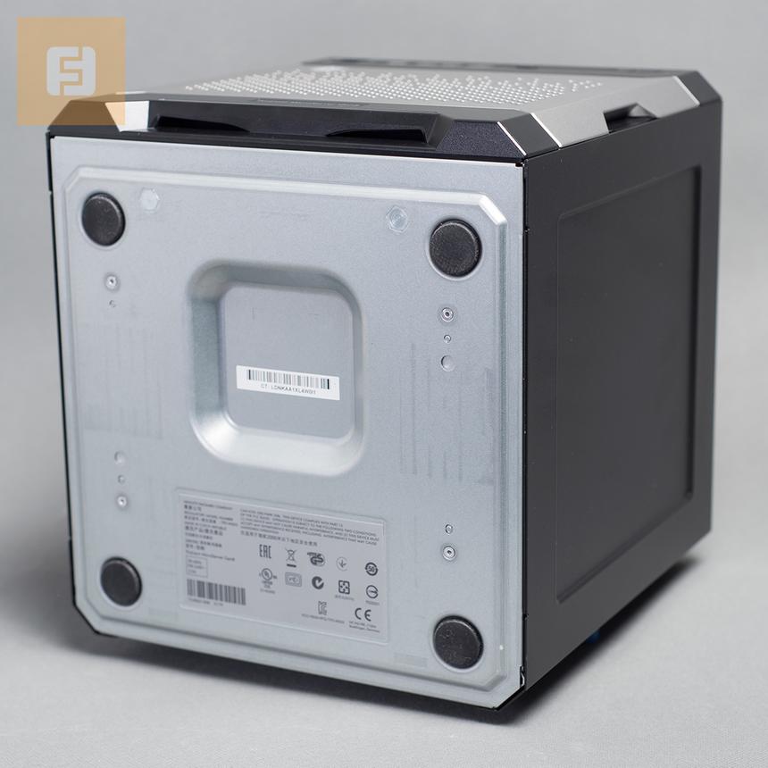 Форма дна позволяет ставить HP ProLiant MicroServer Gen8 один на другой