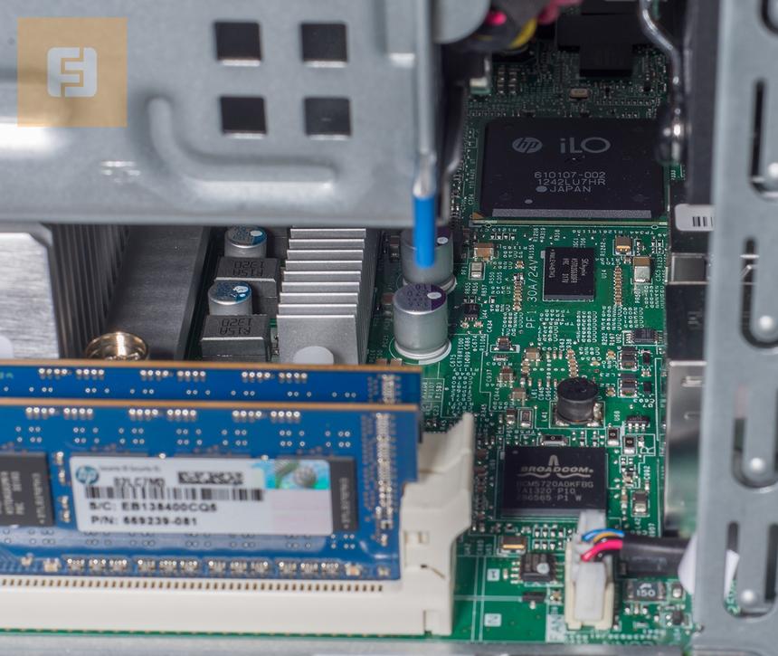 HP ProLiant MicroServer Gen8, в правом верхнем углу — чип системы управления iLO