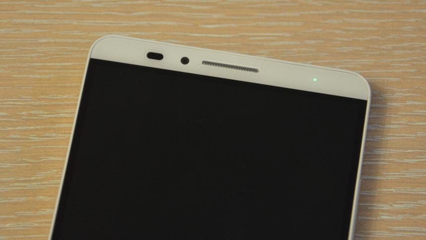 Камера, динамик и датчик освещённости над экраном Huawei Ascend Mate 7