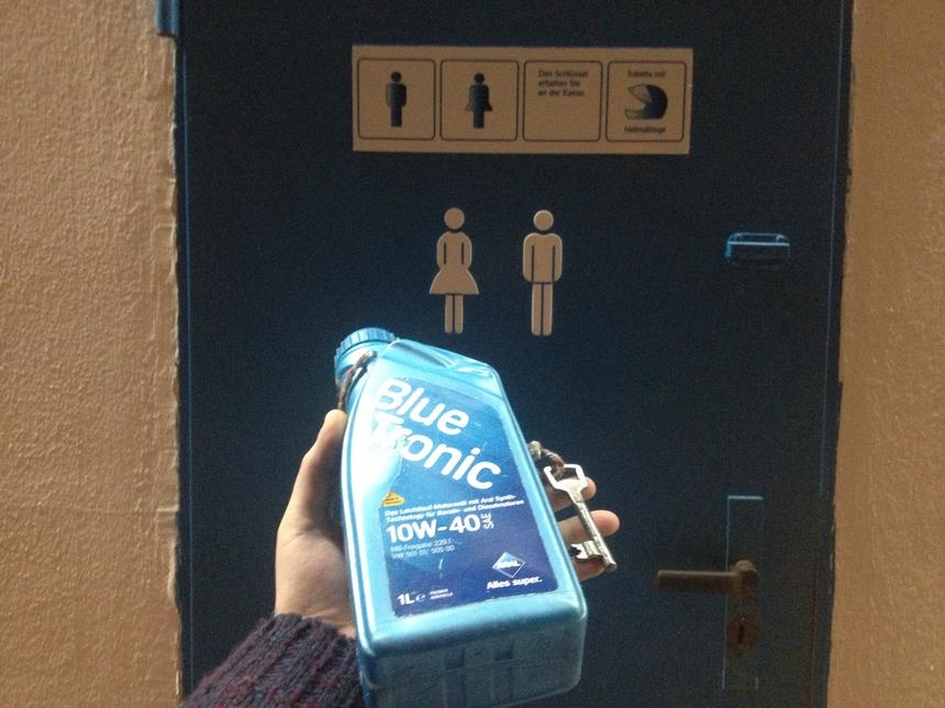 Ключ от туалета на заправке